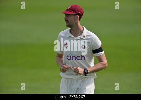 NORTHAMPTON, ROYAUME-UNI. 10 mai 2024. George Scrimshaw lors du match de la division deux du Championnat Vitality County entre le Northamptonshire et le Gloucestershire le 10 mai au County Ground de Northampton, Angleterre crédit : PATRICK ANTHONISZ/Alamy Live News Banque D'Images