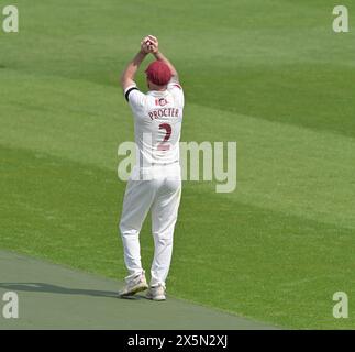 NORTHAMPTON, ROYAUME-UNI. 10 mai 2024. Luke Procter fait jouer le ballon lors du match de la division deux du Championnat Vitality County entre le Northamptonshire et le Gloucestershire le 10 mai au County Ground de Northampton, Angleterre crédit : PATRICK ANTHONISZ/Alamy Live News Banque D'Images