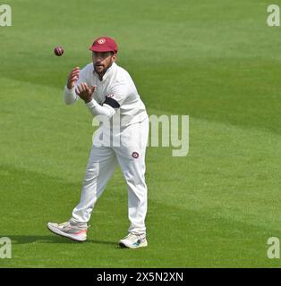 NORTHAMPTON, ROYAUME-UNI. 10 mai 2024. Saif Zaid regarde le ballon pendant le match de la division deux du Championnat Vitality County entre le Northamptonshire et le Gloucestershire le 10 mai au County Ground de Northampton, Angleterre crédit : PATRICK ANTHONISZ/Alamy Live News Banque D'Images