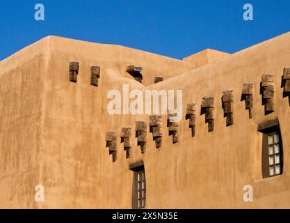 États-Unis, Nouveau-Mexique, Sante Fe. Architecture du sud-ouest, partie d'une maison en adobe de couleur terre à Santa Fe. Banque D'Images