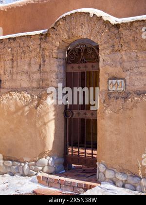 États-Unis, Nouveau-Mexique, Sante Fe. Portail en fer forgé à l'entrée d'une maison en adobe. (Usage éditorial uniquement) Banque D'Images