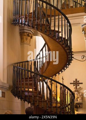 États-Unis, Nouveau-Mexique, Sante Fe. Escalier miraculeux défiant la gravité de la chapelle de Loreto. Banque D'Images