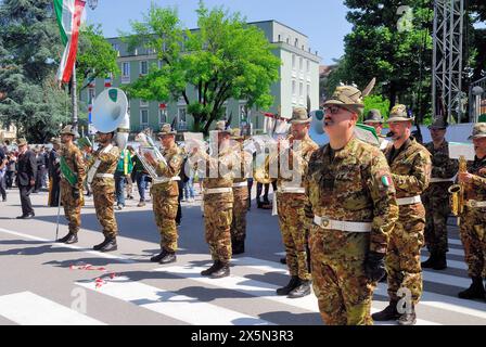 Vicence, Italie, 10 mai 2024 : le 95ème rassemblement national des Alpini rassemblant plusieurs milliers de personnes, principalement des Alpini ou d'anciennes troupes des Alpini et leurs familles, mais aussi de simples passionnés et des curieux arrivent à Vicence de toute l'Italie pour le quatre-vingt-quinzième rassemblement national des Alpini. Pendant trois jours, la ville sera occupée par leurs tentes, stands de nourriture, fanfares et groupes de chœurs. Cette année, il y a aussi une zone d'exposition réservée aux véhicules et armements de l'armée italienne. L’événement se terminera dimanche 12, lorsque le ministre italien de la Défense Guido Crosetto assistera à la parade finale. Crédits Banque D'Images