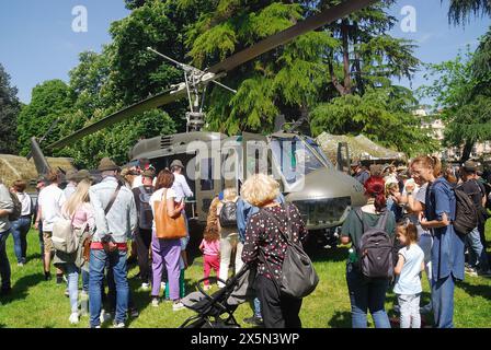 Vicence, Italie, 10 mai 2024 : le 95ème rassemblement national des Alpini rassemblant plusieurs milliers de personnes, principalement des Alpini ou d'anciennes troupes des Alpini et leurs familles, mais aussi de simples passionnés et des curieux arrivent à Vicence de toute l'Italie pour le quatre-vingt-quinzième rassemblement national des Alpini. Pendant trois jours, la ville sera occupée par leurs tentes, stands de nourriture, fanfares et groupes de chœurs. Cette année, il y a aussi une zone d'exposition réservée aux véhicules et armements de l'armée italienne. L’événement se terminera dimanche 12, lorsque le ministre italien de la Défense Guido Crosetto assistera à la parade finale. Crédits Banque D'Images