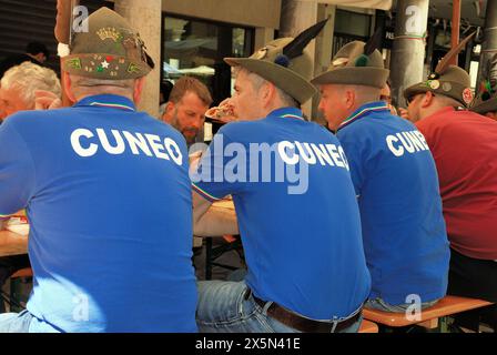 Vicence, Italie, 10 mai 2024 : le 95ème rassemblement national des Alpini rassemblant plusieurs milliers de personnes, principalement des Alpini ou d'anciennes troupes des Alpini et leurs familles, mais aussi de simples passionnés et des curieux arrivent à Vicence de toute l'Italie pour le quatre-vingt-quinzième rassemblement national des Alpini. Pendant trois jours, la ville sera occupée par leurs tentes, stands de nourriture, fanfares et groupes de chœurs. Cette année, il y a aussi une zone d'exposition réservée aux véhicules et armements de l'armée italienne. L’événement se terminera dimanche 12, lorsque le ministre italien de la Défense Guido Crosetto assistera à la parade finale. Crédits Banque D'Images