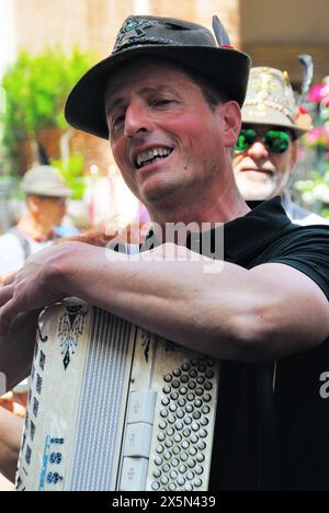 Vicence, Italie, 10 mai 2024 : le 95ème rassemblement national des Alpini rassemblant plusieurs milliers de personnes, principalement des Alpini ou d'anciennes troupes des Alpini et leurs familles, mais aussi de simples passionnés et des curieux arrivent à Vicence de toute l'Italie pour le quatre-vingt-quinzième rassemblement national des Alpini. Pendant trois jours, la ville sera occupée par leurs tentes, stands de nourriture, fanfares et groupes de chœurs. Cette année, il y a aussi une zone d'exposition réservée aux véhicules et armements de l'armée italienne. L’événement se terminera dimanche 12, lorsque le ministre italien de la Défense Guido Crosetto assistera à la parade finale. Crédits Banque D'Images