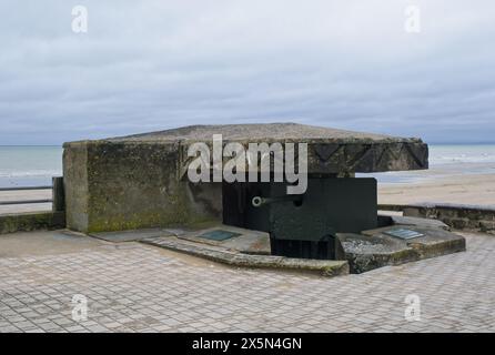 Saint-Aubin-sur-mer, France - 2 mai 2024 : Mémorial du débarquement de Sword Beach. Bunker (WiderstandsNest) WN27. Jour de printemps nuageux. Mise au point sélective Banque D'Images