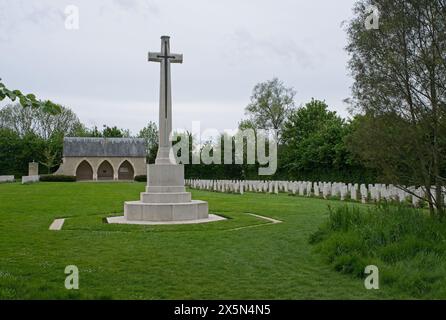 Hermanville-sur-mer, France - 2 mai 2024 : ce cimetière de guerre à Hermanville-sur-mer contient les tombes d'environ 1000 soldats du Commonwealth tués dur Banque D'Images