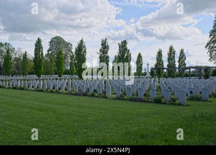 Banneville-la-campagne, France - 3 mai 2024 : ce cimetière de guerre de Banneville-la-campagne contient les tombes d'environ 2100 soldats du Commonwealth tués Banque D'Images