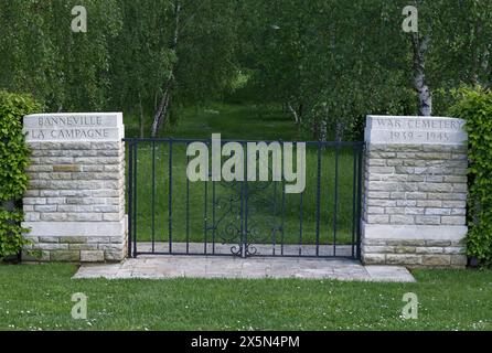 Banneville-la-campagne, France - 3 mai 2024 : ce cimetière de guerre de Banneville-la-campagne contient les tombes d'environ 2100 soldats du Commonwealth tués Banque D'Images