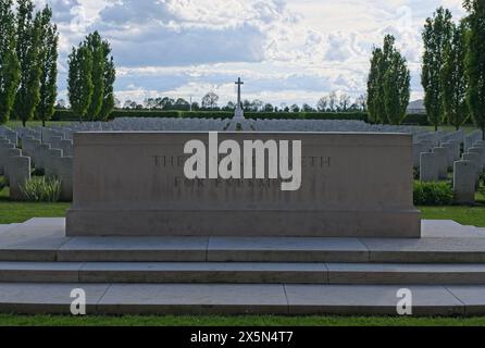 Banneville-la-campagne, France - 3 mai 2024 : ce cimetière de guerre de Banneville-la-campagne contient les tombes d'environ 2100 soldats du Commonwealth tués Banque D'Images