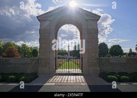 Ranville, France - 3 mai 2024 : ce cimetière de guerre de Ranville contient les tombes d'environ 2200 soldats du Commonwealth tués pendant la seconde Guerre mondiale. Banque D'Images