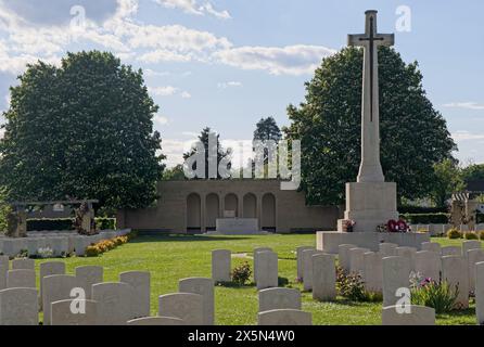 Ranville, France - 3 mai 2024 : ce cimetière de guerre de Ranville contient les tombes d'environ 2200 soldats du Commonwealth tués pendant la seconde Guerre mondiale. Banque D'Images