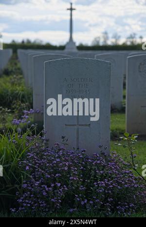 Banneville-la-campagne, France - 3 mai 2024 : ce cimetière de guerre de Banneville-la-campagne contient les tombes d'environ 2100 soldats du Commonwealth tués Banque D'Images