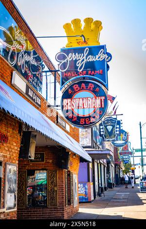 Rue emblématique de Beale avec des signes de blues à la journée à Memphis Tennessee Banque D'Images