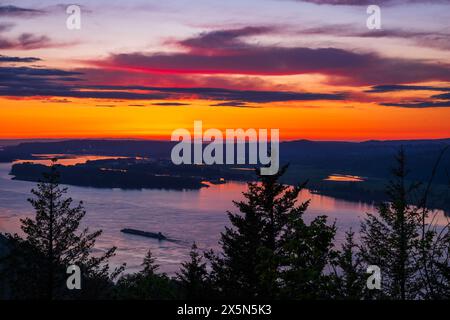 Coucher de soleil sur le fleuve Columbia (barge visible), Columbia River gorge National Scenic Area, Oregon, États-Unis Banque D'Images