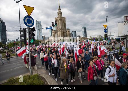 Les manifestants brandissent des drapeaux polonais et de solidarité et tiennent des pancartes pendant la manifestation contre le Green Deal de l'UE. Les syndicats polonais, les agriculteurs et les opposants au gouvernement polonais pro-Union européenne se sont réunis dans le centre de Varsovie pour protester contre le Green Deal et les politiques climatiques de l'Union européenne. La marche a été organisée par le syndicat autonome indépendant Solidarnosc (NSZZ Solidarnosc) représentant les intérêts des agriculteurs, qui s'opposent fermement aux politiques climatiques de l'UE, et par le parti d'opposition conservateur droit et Justice. Banque D'Images