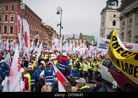 Les manifestants brandissent des drapeaux polonais et de solidarité et tiennent des pancartes pendant la manifestation contre le Green Deal de l'UE. Les syndicats polonais, les agriculteurs et les opposants au gouvernement polonais pro-Union européenne se sont réunis dans le centre de Varsovie pour protester contre le Green Deal et les politiques climatiques de l'Union européenne. La marche a été organisée par le syndicat autonome indépendant Solidarnosc (NSZZ Solidarnosc) représentant les intérêts des agriculteurs, qui s'opposent fermement aux politiques climatiques de l'UE, et par le parti d'opposition conservateur droit et Justice. (Photo Attila Husejnow/SOPA images/SIPA USA) Banque D'Images