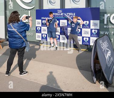 Eccles, Royaume-Uni. 10 mai 2024. Les fans de Young Sharks posent pour une photo avant le match Gallagher Premiership match Sale Sharks vs Leicester Tigers au Salford Community Stadium, Eccles, Royaume-Uni, le 10 mai 2024 (photo par Steve Flynn/News images) à Eccles, Royaume-Uni le 5/10/2024. (Photo par Steve Flynn/News images/SIPA USA) crédit : SIPA USA/Alamy Live News Banque D'Images