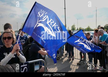 Eccles, Royaume-Uni. 10 mai 2024. Solde les fans de Sharks brandissent des drapeaux avant le match Gallagher Premiership Sale Sharks vs Leicester Tigers au Salford Community Stadium, Eccles, Royaume-Uni, le 10 mai 2024 (photo par Steve Flynn/News images) à Eccles, Royaume-Uni le 05/10/2024. (Photo par Steve Flynn/News images/SIPA USA) crédit : SIPA USA/Alamy Live News Banque D'Images