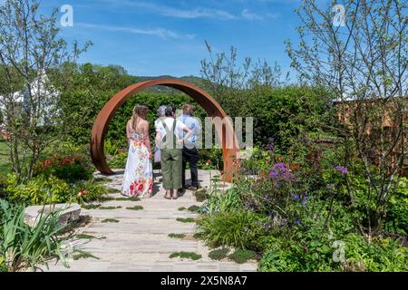 9 mai 2024. RHS Malvern Spring Festival a ouvert aujourd'hui par une chaude journée ensoleillée. Des milliers de visiteurs ont assisté à l'exposition florale annuelle au Three Counties Showground à Malvern, Worcestershire, Angleterre, Royaume-Uni. L'événement se déroule sur 4 jours, se terminant le 12 mai 2024. L'un des Show Gardens appelé il n'a pas à coûter la terre par le designer Michael Lote. Banque D'Images