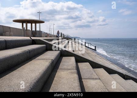 Les défenses maritimes en béton propre à la ville de Cleveleys, dans le Lancashire, en Angleterre. Les designs primés font face à la mer d'Irlande sur la côte nord-ouest. Banque D'Images