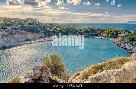 Vue sur la côte de Rhodes, la baie Anthony Quinn, Paralia Antoni Kouin, Rhodes, Dodécanèse, Grèce Banque D'Images