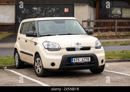 HAVIROV, RÉPUBLIQUE TCHÈQUE - 29 FÉVRIER 2024 : voiture croisée Kia Soul, première génération, garée dans la rue Banque D'Images