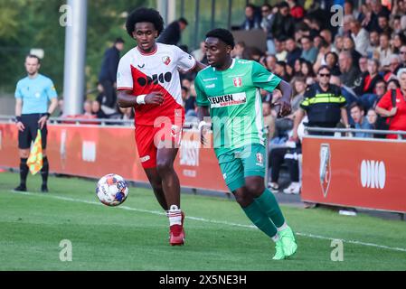 Utrecht, pays-Bas. 10 mai 2024. UTRECHT, 10-05-2024, Zoudenbalch, Keuken Kampioen Divisie, football néerlandais, saison 2023/2024, pendant le match Jong Utrecht - Dordrecht, Jong FC Utrecht joueur Nazjir Held, FC Dordrecht joueur Dylan Mbayo crédit : Pro Shots/Alamy Live News Banque D'Images