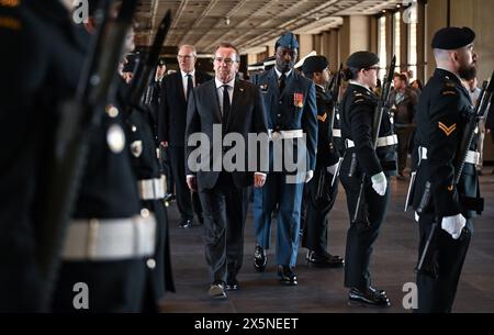 Ottawa, Canada. 10 mai 2024. Boris Pistorius (SPD), ministre fédéral de la Défense, est reçu avec les honneurs militaires. Le ministre rencontre ses homologues, diplomates et officiers lors de son voyage de politique militaire. Crédit : Britta Pedersen/dpa/Alamy Live News Banque D'Images