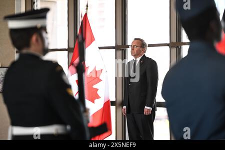 Ottawa, Canada. 10 mai 2024. Boris Pistorius (SPD), ministre fédéral de la Défense, est reçu avec les honneurs militaires. Le ministre rencontre ses homologues, diplomates et officiers lors de son voyage de politique militaire. Crédit : Britta Pedersen/dpa/Alamy Live News Banque D'Images