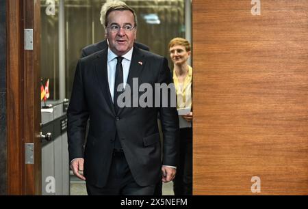 Ottawa, Canada. 10 mai 2024. Boris Pistorius (SPD), ministre fédéral de la Défense, en route vers un rendez-vous. Au cours de son voyage de politique militaire, le ministre rencontre des homologues, des diplomates et des officiers. Crédit : Britta Pedersen/dpa/Alamy Live News Banque D'Images