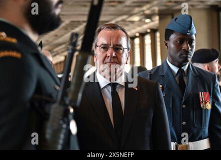 Ottawa, Canada. 10 mai 2024. Boris Pistorius (SPD), ministre fédéral de la Défense, est reçu avec les honneurs militaires. Le ministre rencontre ses homologues, diplomates et officiers lors de son voyage de politique militaire. Crédit : Britta Pedersen/dpa/Alamy Live News Banque D'Images