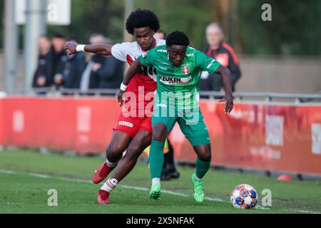 Utrecht, pays-Bas. 10 mai 2024. UTRECHT, 10-05-2024, Zoudenbalch, Keuken Kampioen Divisie, football néerlandais, saison 2023/2024, pendant le match Jong Utrecht - Dordrecht, Jong FC Utrecht joueur Nazjir Held, FC Dordrecht joueur Dylan Mbayo crédit : Pro Shots/Alamy Live News Banque D'Images