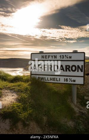 Panneau routier du village d'Aberdaron dans la lumière du soleil du soir. Aberdaron est sur la côte de la péninsule de Llyn à Gwynedd. Banque D'Images