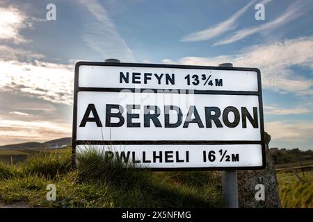 Panneau routier du village d'Aberdaron dans la lumière du soleil du soir. Aberdaron est sur la côte de la péninsule de Llyn à Gwynedd. Banque D'Images