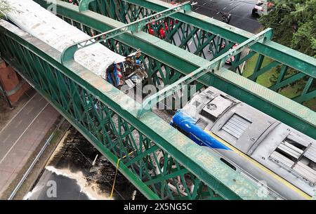 Buenos Aires. 10 mai 2024. Une photo aérienne prise le 10 mai 2024 montre la scène d'un accident de train sur un pont à Buenos Aires, en Argentine. Au moins 30 personnes ont été grièvement blessées dans l'accident de train à Buenos Aires vendredi, ont indiqué les autorités. Crédit : Martin Zabala/Xinhua/Alamy Live News Banque D'Images