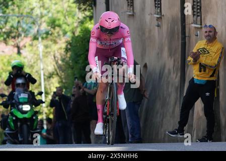 Pérouse, Italie. 10 mai 2024. Tadej Pogacar pendant l'étape 7 - Foligno-Perugia, course du Giro d'Italia à Pérouse, Italie, 10 mai 2024 crédit : Agence photo indépendante/Alamy Live News Banque D'Images