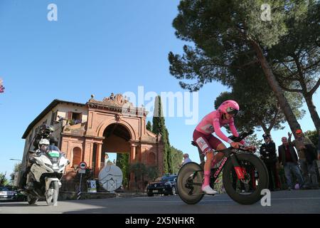 Pérouse, Italie. 10 mai 2024. Tadej Pogacar pendant l'étape 7 - Foligno-Perugia, course du Giro d'Italia à Pérouse, Italie, 10 mai 2024 crédit : Agence photo indépendante/Alamy Live News Banque D'Images