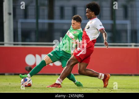 Utrecht, pays-Bas. 10 mai 2024. UTRECHT, 10-05-2024, Zoudenbalch, Keuken Kampioen Divisie, football néerlandais, saison 2023/2024, pendant le match Jong Utrecht - Dordrecht, joueur du FC Dordrecht Adrian Segecic, joueur du Jong FC Utrecht Nazjir Held Credit : Pro Shots/Alamy Live News Banque D'Images