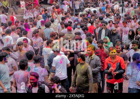 Profiter du festival coloré Holi, Katmandou, Népal Banque D'Images