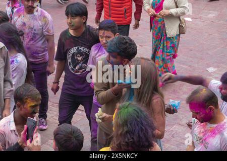 Profiter du festival coloré Holi, Katmandou, Népal Banque D'Images