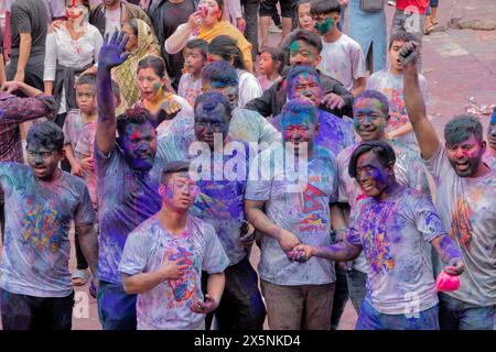 Profiter du festival coloré Holi, Katmandou, Népal Banque D'Images