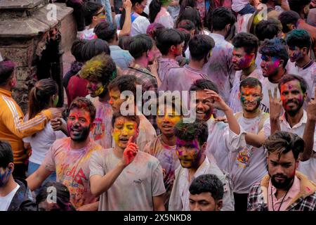 Profiter du festival coloré Holi, Katmandou, Népal Banque D'Images