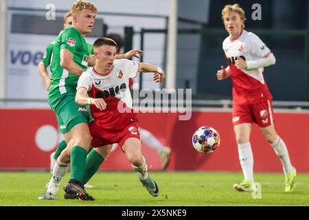 Utrecht, pays-Bas. 10 mai 2024. UTRECHT, 10-05-2024, Zoudenbalch, Keuken Kampioen Divisie, football néerlandais, saison 2023/2024, pendant le match Jong Utrecht - Dordrecht, joueur du FC Dordrecht Daniel van Vianen, joueur du Jong FC Utrecht Sil van der Wegen crédit : Pro Shots/Alamy Live News Banque D'Images