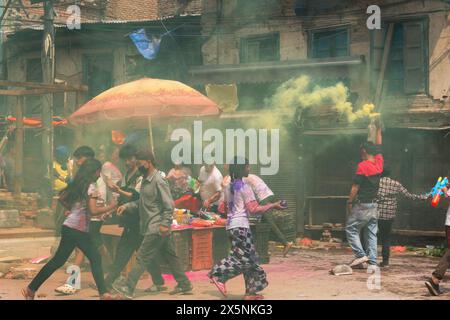 Profiter du festival coloré Holi, Katmandou, Népal Banque D'Images