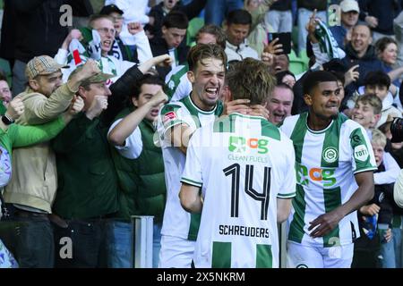 GRONINGEN - (de gauche à droite) le joueur de FC Groningen Jorg Schreuders, le joueur de FC Groningen Jorg Schreuders, le joueur de FC Groningen Laros Duarte célèbrent le 2-0 lors du match de la division Champion de cuisine néerlandaise entre le FC Groningen et le Roda JC au stade Euroborg le 10 mai 2024 à Groningen, pays-Bas. ANP COR LASKER Banque D'Images