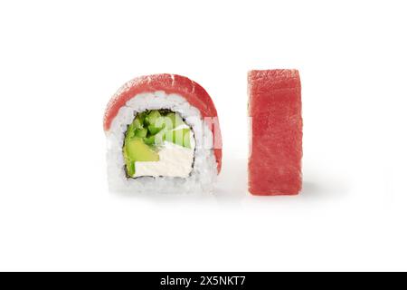 Gros plan de délicieux rouleau de sushi au thon rempli de fromage à la crème, d'avocat et de concombre, vue détaillée isolée sur fond blanc. Cuisine japonaise Banque D'Images