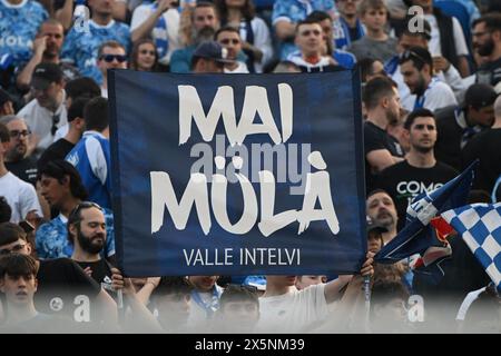 Les supporters de Calcio Como lors du match de football Serie B BKT entre Calcio Como et Cosenza Calcio le 10 mai 2024 au stade Giuseppe Senigallia de Côme, en Italie. Photo Tiziano Ballabio crédit : Tiziano Ballabio/Alamy Live News Banque D'Images