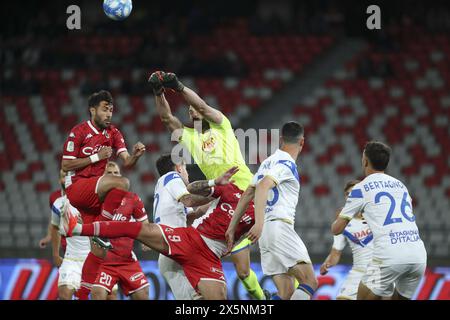 Bari, Italie. 10 mai 2024. Luca Lezzerini (Brescia Calcio) garde la zone propre pendant SSC Bari vs Brescia Calcio, match de football italien Serie B à Bari, Italie, 10 mai 2024 crédit : Agence photo indépendante/Alamy Live News Banque D'Images